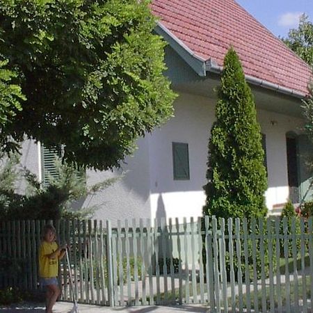 Апартаменти Babarczi Ueduelohaz Кішкунмойша Номер фото