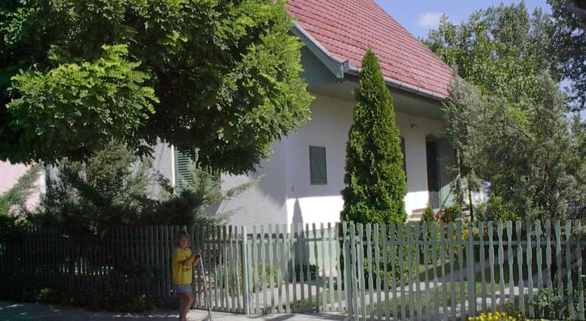 Апартаменти Babarczi Ueduelohaz Кішкунмойша Номер фото